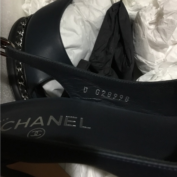 CHANEL - Picture 14 of 16